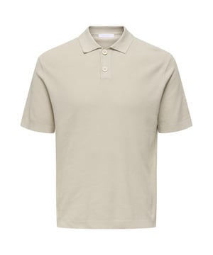 Das Poloshirt von Only & Sons für Herren vereint zeitlose Eleganz mit modernem Komfort. Der klassische Polokragen und die Zwei-Knopf-Leiste sorgen für einen smarten Look, während die normale Passform und die kurzen Ärmel für einen lässigen, aber stilvollen Auftritt sorgen. Ob im Büro, beim Casual Day oder in der Freizeit – dieses Poloshirt ist vielseitig kombinierbar und besticht durch seine hochwertige Verarbeitung. Gefertigt aus erstklassigen Materialien garantiert es nicht nur einen perfekten Sitz, sondern auch einen hohen Tragekomfort, der den ganzen Tag anhält.
