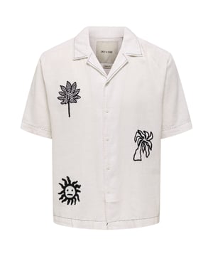 Dit zomerse herenoverhemd van Only & Sons combineert een casual stijl met verfijnde details. Het subtiele borduursel geeft het ontwerp een speciale touch, terwijl de resortkraag en losse pasvorm zorgen voor een ontspannen look. Met zijn korte mouwen en hoogwaardige, lichtgewicht materiaal is het de perfecte metgezel voor warme dagen - of het nu op het strand, in de stad of op een zomerfeest is. Een must-have voor iedereen die mode en comfort in stijl wil combineren!
