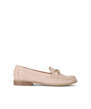 This KG Kurt Geiger Miller loafer slips onto the foot with a blush upper. There is a gold tone horsebit chain sat across the vamp.