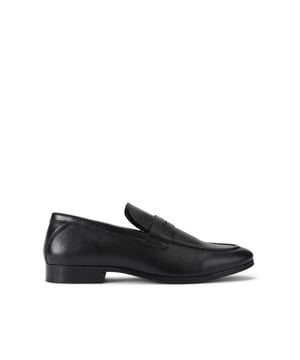 This KG Kurt Geiger Freddy loafer is crafted in a black pebble grain leather. The vamp is elongated with a cut out strap.