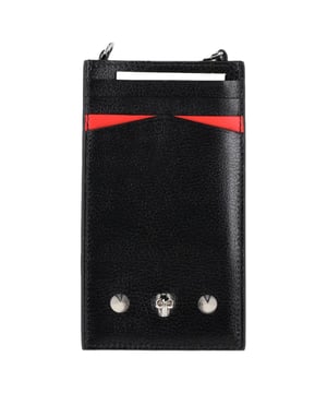 VINTAGE, UVP WIE NEU
Setzen Sie ein mutiges Statement mit dem Alexander McQueen Skull Stud Handyhalter aus luxuriösem schwarzem Leder. Dieser Handyhalter vereint die markentypische rebellische Kante mit verfeinerter Handwerkskunst und bietet ein schlankes, minimalistisches Design, das mit ikonischen Totenkopf-Nieten für einen Hauch von vom Rock inspiriertem Glamour verziert ist. Das hochwertige schwarze Leder sorgt für Langlebigkeit und Raffinesse, während das kompakte und funktionale Design es Ihnen ermöglicht, Ihr Telefon mit Leichtigkeit und Stil zu transportieren. Ob als Umhängetasche getragen oder in Ihrer Tasche verstaut, ist dieser Handyhalter eine perfekte Verbindung von Mode und Praktikabilität und verleiht Ihren täglichen Essentials einen Hauch von edler Luxus.

Alexander McQueen Skull Stud Handyhalter aus schwarzem Leder

Zustand: Hervorragend 
Abnutzungserscheinungen: Keine Abnutzungserscheinungen.
Verpackung: Keine
Farbe: Schwarz
Material: Leder | Leder
Größe: Einheitsgröße | Einheitsgröße
Maße: 
SKU: NAPPUGBAC424955W