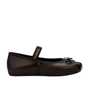 Mini Melissa Sophie is what you need to get into balletcore with everything you need. The model, super delicate and feminine, features classic ballet features, such as a thin bow at the tip and an elastic band over the instep at the foot. There is stability and comfort when wearing through these details. The color palette, in passionate pastel tones, is inspired by ballet shoes.