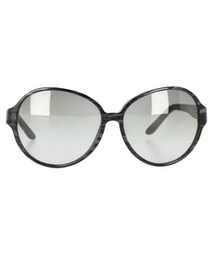 VINTAGE, UVP WIE NEU  
Die oversized Sonnenbrille von Miu Miu aus schwarzem Acetat ist das perfekte Accessoire, um jedem Outfit einen mutigen, glamourösen Akzent zu verleihen. Mit ihrem übergroßen Rahmen und dem eleganten schwarzen Acetat bieten diese Sonnenbrillen einen schicken, hochmodischen Look und gleichzeitig vollen Sonnenschutz. Mit ihrem markanten Design heben sie mühelos sowohl legere als auch festliche Looks hervor.  

Miu Miu Oversized Sonnenbrille aus schwarzem Acetat  
Zustand: Ausgezeichnet  
Tragespuren: Keine Tragespuren.  
Verpackung: Keine  
Farbe: schwarz  
Material: Acetat  
Größe: Einheitsgröße | Einheitsgröße  
Maße: Breite: 145; Höhe: 55  
SKU: NAPPUGBAC448513W