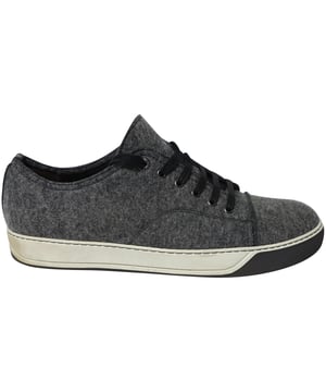 VINTAGE, UVP WIE NEU  
Das Haus Lanvin präsentiert Ihnen diese stilvollen DDB1 Sneakers für ein komfortables OOTD! Sie sind aus Wollfilz und Leder in einem klassischen Low-Top-Profil gefertigt. Sie verfügen über Schnürverschlüsse, silberfarbene Beschläge, Zuglaschen und charakteristische Details. Diese Sneakers von Lanvin werden alle verzaubern.

Lanvin DBB1 Filz Low-Top Sneakers in grauer Wolle  
Zustand: sehr gut  
Abnutzungserscheinungen: leichte Faltenbildung auf dem Leder, gelbe Flecken auf den Zwischensohlen, moderate Gebrauchsspuren auf den Sohlen  
Größe: 43/UK 10  
Material: Wolle und Leder  
SKU: 137636
