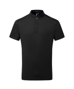 100% Recyceltes Polyester. Gewebetechnik: Atmungsaktiv, Coolchecker, Feuchtigkeitsabweisend. Design: Unifarben. Druckknopf, Zum Überziehen. Verdeckte Knopfleiste, Netzrücken, Druckknopfleiste, Seitliche Schlitze, Doppelnadel-Stich. GSM (Gramm pro Quadratmeter): 155. Taschenart: Stiftetasche, Ärmel. Nachhaltigkeit: Amfori-Freigabe, BSCI, Oeko-Tex Standard 100 zertifiziert, REACH, WRAP Zertifikat. Stehkragen. Kurzärmlig. Saum: Seitliche Schlitze. XS: 84 cm. S: 88,9 cm. M: 93,98 cm. L: 99 cm. XL: 104 cm. XXL: 112 cm. 3XL: 116,84 cm. 4XL: 121,92 cm.