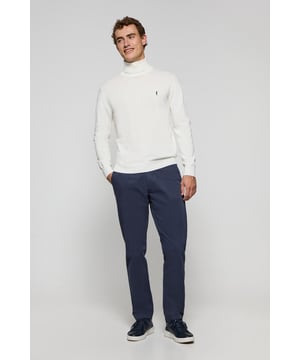 Setzen Sie auf Stil mit diesem Trikot-Pullover aus Baumwolle für Herren, der mit seinem Rollkragen für einen modernen und raffinierten Look designt wurde. Die gerippten Details an Kragen, Ärmeln und Taille sorgen für einen perfekten Sitz und eine feine Passform. Ikonische Stickerei unseres Rigby Go Logos in Kontrastfarbe auf der Brust. Dieser Pullover ist die perfekte Wahl für jede Gelegenheit, vom Alltagslook bis hin zu einem formellen Anlass.