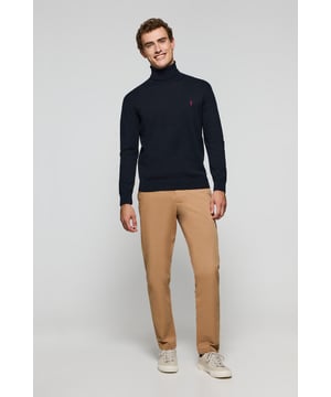 Setzen Sie auf Stil mit diesem Trikot-Pullover aus Baumwolle für Herren, der mit seinem Rollkragen für einen modernen und raffinierten Look designt wurde. Die gerippten Details an Kragen, Ärmeln und Taille sorgen für einen perfekten Sitz und eine feine Passform. Ikonische Stickerei unseres Rigby Go Logos in Kontrastfarbe auf der Brust. Dieser Pullover ist die perfekte Wahl für jede Gelegenheit, vom Alltagslook bis hin zu einem formellen Anlass.