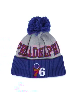 Heren New Era Philadelphia 76ers NBA Tip Off 2023 Bobble Knit Muts in blauw.- Bobble op bovenkant.- Omgeslagen zoom.- Gebreid.- Geborduurd merk.- 100% Acryl.- Ref: 60421483