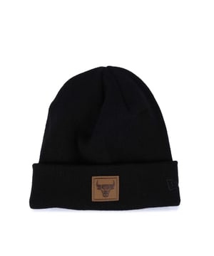 New Era Chicago Bulls Team Patch Cuff Beanie in black.- Warm  comfortable and featuring a bold embroidered logo.- 100% Acrylic.- Ref: 60565196