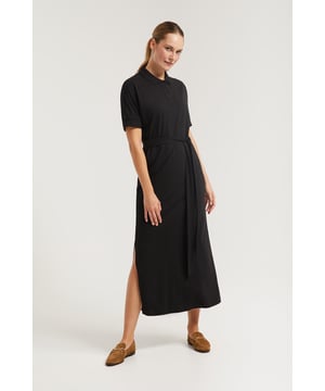Kleid mit Polokragen, personalisierten Knöpfen im passenden Farbton und Dolman-Ärmeln. Ein edles Basic in Midi-Länge mit einem Gürtel, der an die Figur angepasst werden kann. Die Materialmischung aus Baumwollpiqué und Tencel ist sehr angenehm zu tragen und atmungsaktiv, weshalb sich das Kleid perfekt für warme Sommertage eignet. Mit Polo Club Logo-Stickerei passend zum Untergrund. Der Gürtel hat eine Länge von circa 2 m.