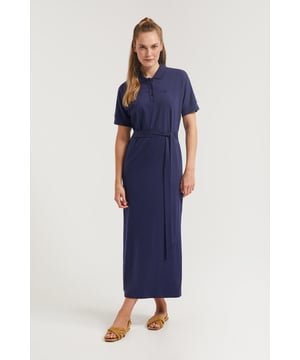 Kleid mit Polokragen, personalisierten Knöpfen im passenden Farbton und Dolman-Ärmeln. Ein edles Basic in Midi-Länge mit einem Gürtel, der an die Figur angepasst werden kann. Die Materialmischung aus Baumwollpiqué und Tencel ist sehr angenehm zu tragen und atmungsaktiv, weshalb sich das Kleid perfekt für warme Sommertage eignet. Mit Polo Club Logo-Stickerei passend zum Untergrund. Der Gürtel hat eine Länge von circa 2 m.