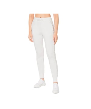 Jogging Guess Allie Scuba Femme Weiß Synthetik. Authentisches Kleidungsstück der Marke Guess - Streetwear/Sportswear-Design von Guess - Guess für modebewusste Frauen, perfekt für den Alltag - Der weiße Guess-Jogging passt perfekt zu Ihrer restlichen Garderobe - Bequemes synthetisches Material - klassisch - Allie Scuba -