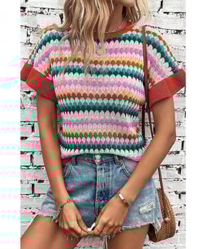 El patrón multicolor añade un elemento juguetón y llamativo.  
El diseño de cuello redondo ofrece un estilo atemporal.  
Las mangas con volantes recortados añaden un toque femenino y a la moda.  
La textura de punto proporciona calidez y comodidad.  
Perfecto para las estaciones más frías.  
Disponible en tallas S a XL con alta elasticidad.  
Material: 100% Viscosa.