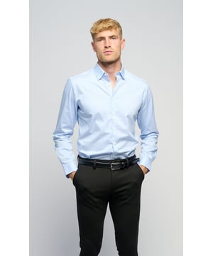 La camisa de rendimiento original de Teeshoppen  de Teeshoppen tiene una camisa agradable y elegante aquí. La camisa es la opción segura para aquellos que necesitan un aspecto inteligente que se pueda usar en varias ocasiones. Puedes usar la camisa para ropa cotidiana más formal, así como para tu atuendo de fiesta.  Aquí ves una camisa de rendimiento original en color azul claro/blanco.   ¿A qué tamaños llega la camisa de rendimiento original?  La camisa de rendimiento original se puede seleccionar en 6 tamaños diferentes.  Los tamaños están adaptados para los hombres.