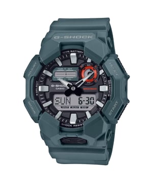 Diese Casio G-Shock Analog-Digital Uhr für Männer ist das perfekte Zeitmessgerät zum Tragen oder Verschenken. Das grüne 50 mm runde Gehäuse, kombiniert mit dem komfortablen grünen Kunststoffarmband, sorgt dafür, dass Sie dieses beeindruckende Zeitstück ohne Kompromisse genießen können. Angetrieben von einem hochwertigen Quarzwerk und wasserdicht bis 20 Bar, wird Ihre Uhr weiter ticken. Genießen Sie ein Leben mit weniger Batteriewechseln dank des großen G-SHOCK Gehäuses mit einer 10-Jahres-Batterie, um die Sie sich lange keine Sorgen machen müssen. Diese Analog-Digital-Uhr verfügt über eine Kalenderfunktion: Tag-Datum sowie über Stoppuhr, Countdown, Weltzeit, Alarm und Licht. Hochwertiges 21 cm langes und 24 mm breites grünes Kunststoffarmband mit einer Schnalle. Gehäusedurchmesser: 50 mm, Gehäusehöhe: 15 mm, Gehäusefarbe: Resin, Ziffernblattfarbe: Grau.