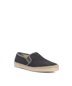 Refine your summer styling with Ferdo. This casual profile has been embossed with a perforated effect for a touch of sophistication. The raffia sole has been lined with rubber for added grip and versatility.