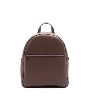 Mochila de mujer. El cierre es con cremallera. Los bolsillos internos son dos con cremallera y dos abiertos. Los bolsillos externos son uno frontal con cremallera. La bandolera es ajustable y extraíble en piel. El mango es de cuero. Hay un compartimento interno. El material exterior es 100% Piel Auténtica. Internamente es 100% Poliéster. Medidas: 32x28x10 cm. Producto de moda