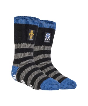 Heat Holders - Calcetines zapatillas de cine y TV para niños: Heat Holders es la marca de calcetines térmicos por excelencia, y tienen calcetines para todas las ocasiones. Tanto si quieres mantener los pies calientes mientras ves el próximo episodio de tu serie favorita, como si quieres lucir unas zapatillas en tus próximas vacaciones, tenemos lo que necesitas. Sean cuales sean tus gustos en cuanto a personajes o historias de cine y televisión, tenemos algo para ti: desde Batman y La Bella y la Bestia hasta Olaf y la Princesa de Frozen. ¿O tal vez te gusta Marvel? También lo tenemos: Capitán América, Hulk, Spiderman y muchos más. ¿Eres fan de Harry Potter? Tenemos estilos para niños y niñas para que todos puedan unirse a la diversión. Y, por supuesto, Star Wars. ¿Cómo olvidar a nuestros queridos R2-D2 / C3-P0? Incluso tenemos calcetines de los Minions Jailbird. En Heat Holders nos aseguramos de que cada día sea una aventura, así que tanto si quieres disfrazarte de tu personaje favorito en Halloween como si prefieres descansar en zapatillas de casa un sábado por la noche (o ambas cosas), no dejes de echar un vistazo a nuestra increíble selección de calcetines temáticos de cine y televisión.