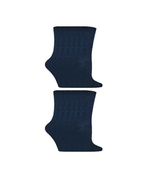 Pack de 12 pares de calcetines de bambú para niños de Sock Snob: ¿Le duelen los pies a tu hijo por culpa de unos calcetines que no le sujetan bien? Si es así, estos calcetines de bambú supersuaves son los más cómodos y acogedores para los pies de tu pequeño. Con sus capas acolchadas de bambú y los 12 pares de este lote, podrás mantener a tu pequeño bien abrigado para ir al colegio o jugar durante todo el invierno. Los calcetines de bambú están hechos para proteger los pies de la humedad y el sudor, por lo que son calcetines superabsorbentes. Por lo tanto, si su hijo está jugando al aire libre o en el interior durante todo el día, sus pies se mantendrán secos y frescos con estos suaves calcetines de bambú. Tanto si su hijo tiene la piel sensible como normal, los calcetines de bambú son hipoalergénicos, lo que significa que su material es delicado y no irrita. Los calcetines de bambú también son antibacterianos, por lo que los pies de su hijo estarán sanos. Las propiedades antibacterianas también ayudan a prevenir el olor, dejando los pies frescos. Deje que los pies de su hijo respiren con estos calcetines de bambú cálidos y termorreguladores. Estos calcetines vienen en un paquete de 12 pares. Están disponibles en las tallas para niños 12-3 y 9-12 UK, 31-36 EU y 27-30 EU, 1-4 US y 10-1 US. Están fabricados con un 55% de bambú, un 25% de poliéster, un 18% de poliamida y un 2% de elastano. Se pueden lavar a máquina y están disponibles en negro, gris, azul marino y blanco. Detalles adicionales del producto: Calcetines de bambú para niños Buena relación calidad-precio Ideal para el colegio Calcetines de diario Propiedades hipoalergénicas