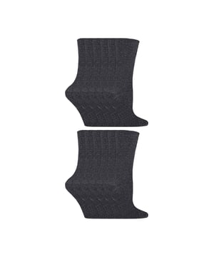 Sock Snob Kids Pack de 12 pares de calcetines de algodón de colores: Unos calcetines fiables para el día a día son esenciales para todos los niños, tanto si los usan para ir al colegio como para vestir de sport. Por eso son imprescindibles estos packs de calcetines de colores para niños en más de 8 colores diferentes. Estos calcetines de algodón son suaves y cómodos, además de aportar una buena selección de colores vivos al cajón de los calcetines de tu hijo. Además, estos calcetines tienen una excelente relación calidad-precio, ya que vienen en paquetes de 12 pares. Ideales para llenar el cajón de los calcetines de los más pequeños para el nuevo trimestre. Estos calcetines contienen un 55% de algodón para aumentar su suavidad y comodidad. El algodón es una fibra muy transpirable, por lo que estos calcetines son perfectos para todo el año. Refrescarán tus pies en verano y mantendrán el calor durante el invierno. En este pack de 12 pares encontrarás calcetines duraderos y fiables para cualquier actividad, incluyendo el colegio y otras actividades. Hay 8 colores para elegir y están disponibles en 2 tallas: 12-3 UK 1-4 US 31-36 EUR y 9-12 UK 10-1 US 27-31 EUR. Están fabricados con un 55% de algodón, un 25% de poliéster, un 18% de poliamida y un 2% de elastano, y se pueden lavar a máquina. Detalles adicionales del producto: Calcetines de colores para niños 11 colores lisos 2 opciones de tallas Suaves y cómodos Pack de 12 pares Relación calidad-precio Ideales para el colegio y para uso informal Lavables a máquina