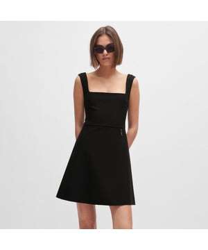 Dames Hugo Kasanka Metallic Logo Mini Dress.- X-gevoerde korte jurk.- Vierkante halslijn.- Gewaagde bandjes.- HUGO metallic detail.- Verborgen ritssluiting op de rug.- Chemisch reinigen. Materiaal: 71% Polyester, 22% Viscose, 7% Elastaan. Ref: 50510446001.
