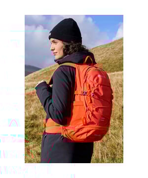 Hoogte: 48cm. Lengte: 30cm. Breedte: 23cm. Capaciteit: 20L. Verstelbare borstriem, Airflow rugsysteem, Bungee riemen, Compressie riemen, Afneembare regenhoes, Hydration Bladder compatibel, Gewatteerde heupgordel, Wandelstokhouders. Compartimenten: Flessenhouder, Bodemcompartiment, Meerdere Compartimenten. Let op: drinkblaas niet inbegrepen. Ontwerp: Logo, Tekst.