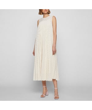 Damesjurk Boss Deplica. Een eigentijdse jurk in een rechte pasvorm van BOSS Womenswear. Deze vrouwelijke jurk heeft een D-ring riem voor definitie in de taille en is gemaakt van stretch kant met een ingewikkeld patroon. Katoenen voering maakt dit stuk compleet.- Halflang.- Mouwloos ontwerp.- Off-white kleurstelling.- Uitlopend model.- Ronde hals.- Geplooid.- Geperforeerd ontwerp. Materiaal: 92% polyester, 8% elastaan. Ref: 50472469118.