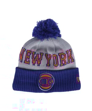 New Era Knicks NBA Tip Off 2023 Bobble Knit Hat in blue.- Bobble on top.- Cuffed knit.- Embossed graphics.- 90% Polyester  10% Lana.- Ref: 60421486