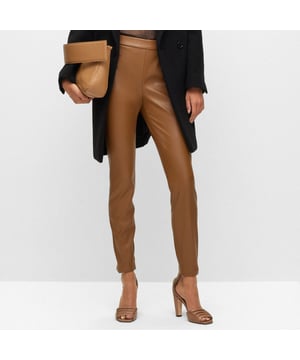 Damesbroek BOSS Skinny-fit met hoge taille en ritssluiting aan de zijkant. Broek met hoge taille van BOSS Womenswear, uitgevoerd in een skinny fit van stretchy synthetisch gecoate stof en afgewerkt met een rits aan de zijkant.- Skinny fit.- Hoge taille.- Kunstleer.- Ritssluiting.- Skinny leg.- Materiaal: 100% polyester.- Machinewasbaar. Ref: 50503271220.