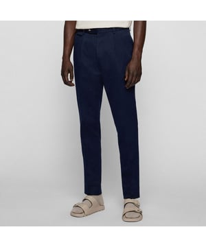 Herenpantalon Boss T-Peet. De Boss broek, onderdeel van de formele collectie, is gemaakt voor een verfijnde uitstraling. Hij is voorzien van een ritssluiting en een knoopsluiting en straalt elegantie uit.- Haak- en ritssluiting.- Zijzakken.- Riemlussen.- Rechte pijp. Materiaal: 58% Katoen, 42% Linnen. Ref: 50473584404.
