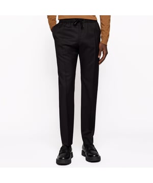 Men's Boss Banks Trousers. Trousers from the BOSS collection. Model made of smooth fabric.- Fitted leg.- Tapered leg.- Welt pockets.- Regular waist.- Drawstring.- Elasticated waistband.- Zipper and hook fastening.- Smooth fabric.- Thin, non-elastic fabric. Material: 100% Virgin Wool. Ref: 50403896001.