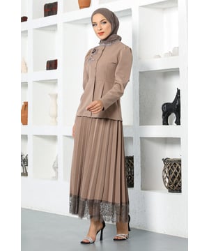 Stoffmerkmal: Hergestellt aus doppelter Stofflage.Produktmerkmal: Dies ist ein neues Hijab-Modestück der Saison ohne Futter. Die Tunika hat vordere Knöpfe, die verwendet werden können. Der Kragen hat Spitzen-Details. Der Rock hat einen elastischen Bund. Der Saum des Rocks hat Spitzen-Details. Aufgrund von Konzeptaufnahmen kann es leichte Farbunterschiede im Produkt geben. Das Model trägt Größe 38.Größe 38 Tunika Maße: Produktlänge: 64 cm - Brust: 90 cm - Taille: 76