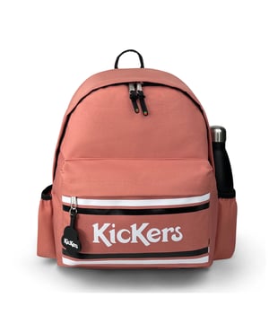 Entdecken Sie die perfekte Verbindung von Stil und Funktionalität mit dem Kickers Star Rucksack. Dieser Rucksack wurde für die Anforderungen des Alltags entwickelt und ist ideal für Schule, Arbeit oder Wochenendabenteuer. Sein schlankes Design und die robuste Konstruktion sorgen dafür, dass Sie nicht nur gut aussehen, sondern auch den ganzen Tag über organisiert und bequem bleiben. Hauptmerkmale: Geräumiges Hauptfach: Viel Platz für Bücher, Gadgets und alle Ihre täglichen Notwendigkeiten. Durchdachte Organisation: Mehrere Taschen und Fächer helfen dabei, Ihre Sachen ordentlich zu verstauen und leicht zugänglich zu halten. Robuste Konstruktion: Hergestellt aus hochwertigen, wetterbeständigen Materialien, um der täglichen Beanspruchung standzuhalten. Ergonomischer Komfort: Gepolsterte, verstellbare Schultergurte und eine stützende Rückenplatte bieten Komfort bei längerem Tragen. Moderne Ästhetik: Ein stilvolles Design mit modernen Details, die ihn zu einem herausragenden Accessoire für jedes Outfit machen. Werten Sie Ihren Alltagsstil mit dem Kickers Star Rucksack auf – einem vielseitigen und zuverlässigen Begleiter, der entwickelt wurde, um mit Ihrem dynamischen Lebensstil Schritt zu halten.
