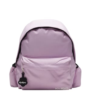 Entdecken Sie mit dem Kickers Comet Rucksack die perfekte Kombination aus Stil und Funktionalität. Dieser Rucksack wurde für alle entwickelt, die viel unterwegs sind. Er bietet eine moderne Ästhetik in Kombination mit intelligenter Organisation, damit Ihre wichtigsten Dinge sicher und leicht zugänglich aufbewahrt werden können – egal, ob Sie zur Schule, zur Arbeit oder auf Abenteuerreise gehen. Wichtige Eigenschaften: Geräumiges Hauptfach: Bietet reichlich Platz für Bücher, Geräte und Dinge des täglichen Bedarfs. Intelligente Organisation: Mehrere Innentaschen und ein spezielles Reißverschlussfach vorne helfen dabei, Ihre Sachen ordentlich zu verstauen. Robuste Konstruktion: Hergestellt aus hochwertigen, wasserabweisenden Materialien, um Ihre Sachen bei unterschiedlichen Wetterbedingungen zu schützen. Ergonomischer Komfort: Gepolsterte, verstellbare Schultergurte und eine stützende Rückenplatte sorgen für Komfort auch bei längerem Tragen. Modernes Design: Glatte Linien und stilvolle Details machen ihn zu einem herausragenden Accessoire für jedes Outfit. Werten Sie Ihren Alltag mit dem Kickers Comet Rucksack auf – ein vielseitiger und zuverlässiger Begleiter für all Ihre Reisen.