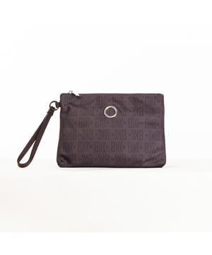 Die Clutches von Bikkembergs für Damen sind der Inbegriff von Luxus und Zweckmäßigkeit. Mit essentiellen Linien und raffinierten Designs zeichnen sich diese Accessoires durch ihre Fähigkeit aus, jedem Look einen Hauch von Klasse zu verleihen. Perfekt für formelle Anlässe oder elegante Abende, zeichnen sich die Bikkembergs Clutch Bags durch besondere Details aus, die den Kontrast zwischen Schlichtheit und kühnem Stil betonen und den modernen und dynamischen Ansatz der Marke voll und ganz repräsentieren. Maße: 23 X 17 X 3 CM