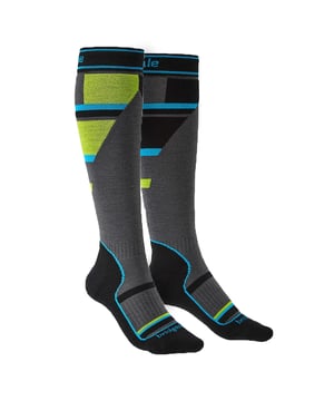 Calcetines Bridgedale Ski Mountain Junior Racer Over Calf Merino Performance: Experimenta una comodidad excepcional y un estilo sofisticado con los calcetines Bridgedale Ski Mountain Junior Racer Over Calf Merino Performance en un elegante gris/verde. Diseñados para los pies de los niños, estos calcetines versátiles combinan a la perfección con la ropa de invierno, lo que los convierte en un buen complemento para la colección de tus hijos. Disfrute de la comodidad suprema que ofrecen estos calcetines, una bendición para cualquier joven aventurero. Nuestros calcetines están hábilmente confeccionados para vigorizar y elevar el atuendo de invierno de tu pequeño. Los calcetines Bridgedale Ski Mountain Junior Racer tienen muchos méritos. Su diseño y color únicos añaden un toque de gracia atemporal a tu look, mientras que su acogedor tejido garantiza un confort duradero. Además, nuestro tejido de mezcla de lana Merino absorbente del sudor garantiza la máxima higiene de los pies, dejando los pies de tu hijo frescos y sin olores. Disfruta de lo último en confort y estilo con nuestros calcetines Bridgedale Ski Mountain Junior Racer Over Calf Merino Performance - tu mejor elección para calcetines de niño de primera calidad. Detalles esenciales del producto: - Brillantes y con estilo - Materiales de primera calidad - Durabilidad de por vida - Ideales para todas las estaciones - Perfectos para deportes de invierno - Se adaptan a tallas versátiles