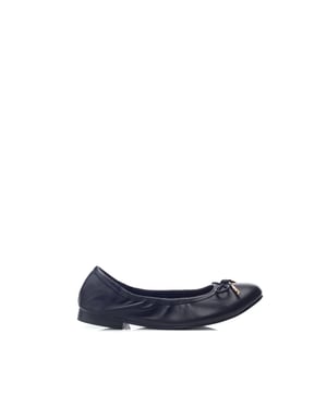 Look your best in Freyani, the on trend ballet flat. This elasticated style features bow detailing on a clean and sophisticated design.