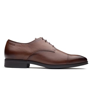 BOSS Theon, un Derby sofisticado y sencillo, está elaborado con suntuosa piel color canela y se complementa con una elegante suela de goma. Estos zapatos clásicos exudan elegancia y confianza silenciosa en cada paso. La parte superior de piel de alta calidad ofrece durabilidad y delicadeza de plena flor, lo que garantiza que dejarás una impresión dondequiera que entres. Ponte estos compañeros atemporales para una transición perfecta de la elegancia de la oficina al estilo elegante de la noche. Mejora tu guardarropa con BOSS, una marca de diseñador donde el lujo se une a la practicidad.