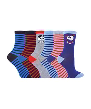 Pack de 6 calcetines para niños con caras y dinosaurios: Los niños son niños, les encanta hacer muecas y les encantan los dinosaurios. Así que ahora tienen unos calcetines divertidos para acompañarles. ¡Calcetines con caras y dinosaurios! Así que considera estos calcetines como parte de su atuendo para mantenerlos siempre jóvenes e inocentes. Con un suave material de poliéster, estos calcetines mantendrán los pies de tus hijos cómodos durante todo el día. Un paquete viene con dos divertidas caras y el otro paquete viene con coloridos diseños impresos de sus dinosaurios favoritos, ¡incluido el T-Rex! Ideales para que les duren todo el día jugando y siendo ellos mismos. Son una gran novedad para regalar a tus hijos o incluso a los hijos de tus amigos. Brillantes, vibrantes y muy divertidos. Especialmente si les encanta hacer muecas o jugar a ser su dinosaurio favorito. Estos calcetines vienen en un pack de 6 pares, con 3 tallas disponibles: 9-12, 12-3 & 4-6 UK, son 98% Poliéster 2% Elastano y también son lavables a máquina. Detalles adicionales del producto: Calcetines de diseño para niños en pack de 6 pares Diseños de caras tontas Increíbles diseños de dinosaurios Poliéster suave Un gran regalo Colorido y vibrante 98% Poliéster 2% Elastano 2 diseños divertidos 3 tallas disponibles Lavables a máquina