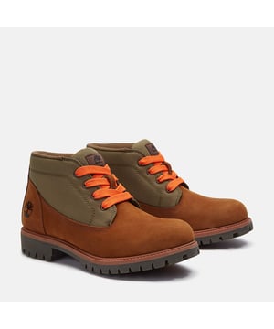Midden-veterschoenen met chukka-laarzen gemaakt van een waterdicht premium lederen en canvas bovenwerk, deze laars is voorzien van een TimberDry™ waterdicht membraan om je voeten droog te houden in alle weersomstandigheden. De gewatteerde kraag zorgt voor comfort, terwijl het anti-vermoeidheid uitneembare voetbed de hele dag ondersteuning biedt. De duurzame rubberen profielzool biedt uitstekende grip op verschillende oppervlakken.
