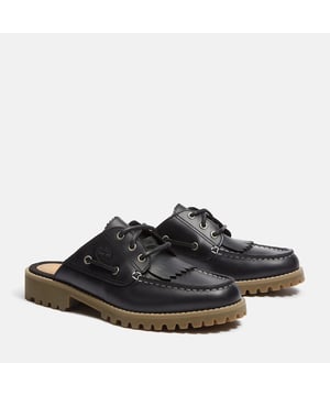 Mit hochwertigem Timberland® Leder gefertigt, verfügt dieser Schuh über ein umweltfreundliches ReBOTL™ Futter aus 50% recyceltem PET-Kunststoff. Entworfen für Langlebigkeit und Traktion mit einer robusten Gummiprofilsohle.