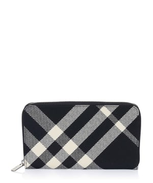 65% poliéster, 35% algodón; Cartera Burberry MADEIRA;  Modelo: 8089609;  Mano de obra de alta calidad;  Material interior: 100% piel de becerro;  Cierre: cremallera;  Cuatro compartimentos interiores y un bolsillo para monedas con cremallera;  Cuatro ranuras para tarjetas;  Dimensiones (cm): 21,5 x 13 x 2,5;  Detalles del logotipo de Burberry