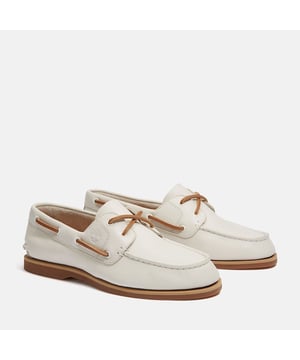 Timberland classic boat shoe features a premium Timberland® leather upper with 360° functional rawhide lacing system. Designed with a non-marking siped rubber outsole for superior grip on wet and dry surfaces, delivering timeless style and all-day comfort.