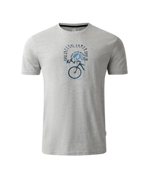 100% BCI-Baumwolle. Gewebetechnik: Atmungsaktiv, langlebig. Gewebe: Trikot, Weiche Haptik. Design: Mit Seitennaht, Grafikdruck, Berg, Aufschrift. Mit UV-Schutz. Rundhalsausschnitt, gerippt. Kurzärmlig. UV-Schutzfaktor: UPF 50+. S: 96,52 cm. M: 102 cm. L: 107 cm. XL: 112 cm. XXL: 121,92 cm. 3XL: 129,54 cm.