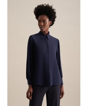 Feminin und elegant: Sorgen Sie für ein stilvolles Erscheinungsbild mit der Hemdbluse von Seidensticker aus der "The Connecting Neutrals" Kollektion. Sie ist ein perfekter Begleiter, der sich ideal für Freizeit oder Büro eignet und zu vielen unterschiedlichen Looks passt. Krepp stellt sich als ideale Leinwand für Ihre individuellen Outfit-Variationen dar. In Kombination mit 100% Polyester ist sie besonders ansprechend. In klassischer Passform liegt die Hemdbluse leger und nicht so eng an und bietet dadurch optimalen Tragekomfort. Ein zeitloses Teil, das nicht nur modische Professionalität sondern auch feminine Stärke vermittelt. Stilsicher und elegant liegen Sie mit dieser Langarm-Hemdbluse stets goldrichtig. Besonders unterstrichen wird der feminin-klassische Charakter durch einen Hemdblusenkragen. Edle Perlmuttknöpfe überzeugen als unaufdringliche Details.