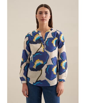 Komplettiert Ihr Outfit und sollte in keiner Garderobe fehlen: Diese Tunika aus der "The Statement Prints" Kollektion von Seidensticker überzeugt durch modischen Schnitt. Voile stellt sich als perfekte Leinwand für Ihre ansprechenden Outfit-Variationen dar. In Kombination mit 100% Baumwolle ist sie besonders ansprechend. Im klassischen Schnitt schafft die Tunika höchsten Tragekomfort und liegt nicht so eng an. Das charakteristische, florale Muster ist eine stilvolle Ergänzung. Modernität und Eleganz vereinen sich im Design dieser Tunika und begeistern die modeaffine Frau. Stilsicher und elegant liegen Sie mit dieser Langarm-Tunika stets richtig. Edle Perlmuttknöpfe wirken als dezente Details.