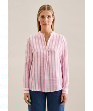 Komplettiert Ihr Outfit und darf in keiner Garderobe fehlen: Diese Tunika aus der "The Linens" Kollektion von Seidensticker überzeugt durch modischen Schnitt. Die Webart Leinen aus 100% Leinen ist mit hoher Dichte gewebt und daher extra widerstandsfähig, was sie optimal für pflegeleichte Business-Outfits macht. Durch ihren Schnitt in moderner Passform liegt die Tunika nicht so eng und eher leger an und schafft so einen optimalen Komfort beim Tragen. Das raffinierte Garnfärber-Muster verleiht dazu die passenden modischen Nuancen. Modernität und Eleganz vereinen sich im Design dieser Tunika und begeistern die modeaffine Frau. Bei dieser Langarm-Tunika werden Stil und Eleganz besonders hervorgehoben. Ein Stehkragen unterstreicht den nostalgisch-smarten Charakter. Als Detail sind zudem edle Perlmuttknöpfe aufgenäht worden.
