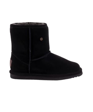Las pantuflas para mujeres Warmbat combinan lujo y funcionalidad en un diseño estiloso. El exterior está hecho de suave ante, que no solo tiene un aspecto elegante, sino que también ofrece protección contra el frío y los golpes. Gracias al material repelente al agua, sus pies se mantendrán cómodamente secos en cualquier clima. En el interior, el suave forro proporciona calidez, mientras que las propiedades transpirables aseguran una comodidad agradable al usarlas. La robusta suela de goma EVA garantiza estabilidad y confort duradero. Un discreto parche de la marca completa el diseño de manera elegante y le da a las pantuflas ese toque especial. Con su alta calidad de fabricación, estos zapatos de casa son el compañero perfecto para días acogedores, tanto dentro como fuera de casa.