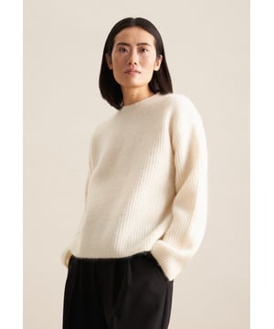 Bequem und dennoch stylish: Der Pullover von Seidensticker aus der "The Cozy Essentials" Kollektion erweitert Ihre Garderobe um einen hochwertigen Look, der den Geist der Zeit trifft. Zeitlos und modern zeigt sich der Pullover, der durch seine klare Gestaltung vielseitig kombinierbar ist. Für Liebhaber von eleganten Looks ist dieser Langarm-Pullover absolut die richtige Wahl. Ein Rundhals-Ausschnitt betont den smarten Charakter.