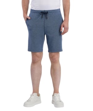 Die veganen Shorts 'PIQY' von ragwear sind die ideale Wahl für einen entspannten Sommerlook. Sie bieten praktische seitliche Eingrifftaschen und elegante Leistentaschen hinten, während das weiche Piquee-Material für höchsten Tragekomfort an warmen Tagen sorgt. Kombiniert mit einem Printshirt und Sneakern, garantieren diese Shorts einen stilvollen und sommerlichen Auftritt. Ideal für alle, die Wert auf Mode und Nachhaltigkeit legen.